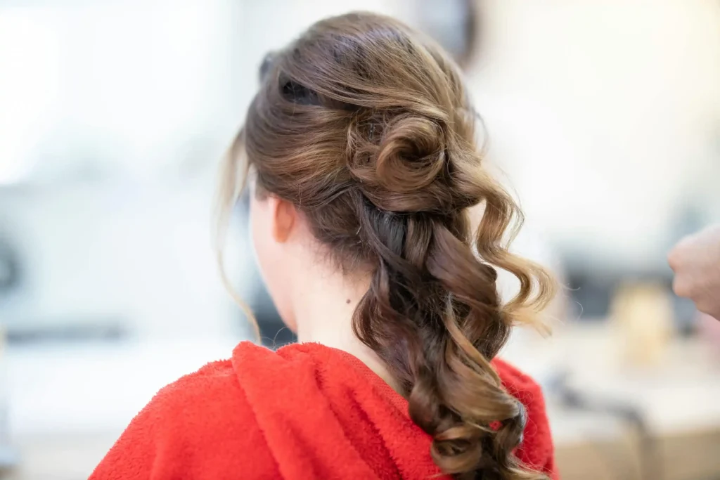 The Sophisticated Claw Clip Twist (90s Minimalism)
